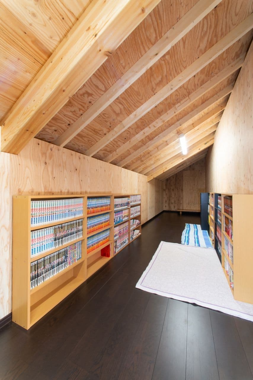 小屋裏の読書スペース